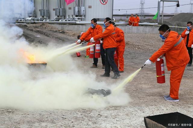 恐怖如斯！員工救火用嘴吹，造成19人死亡，工廠被吹倒閉